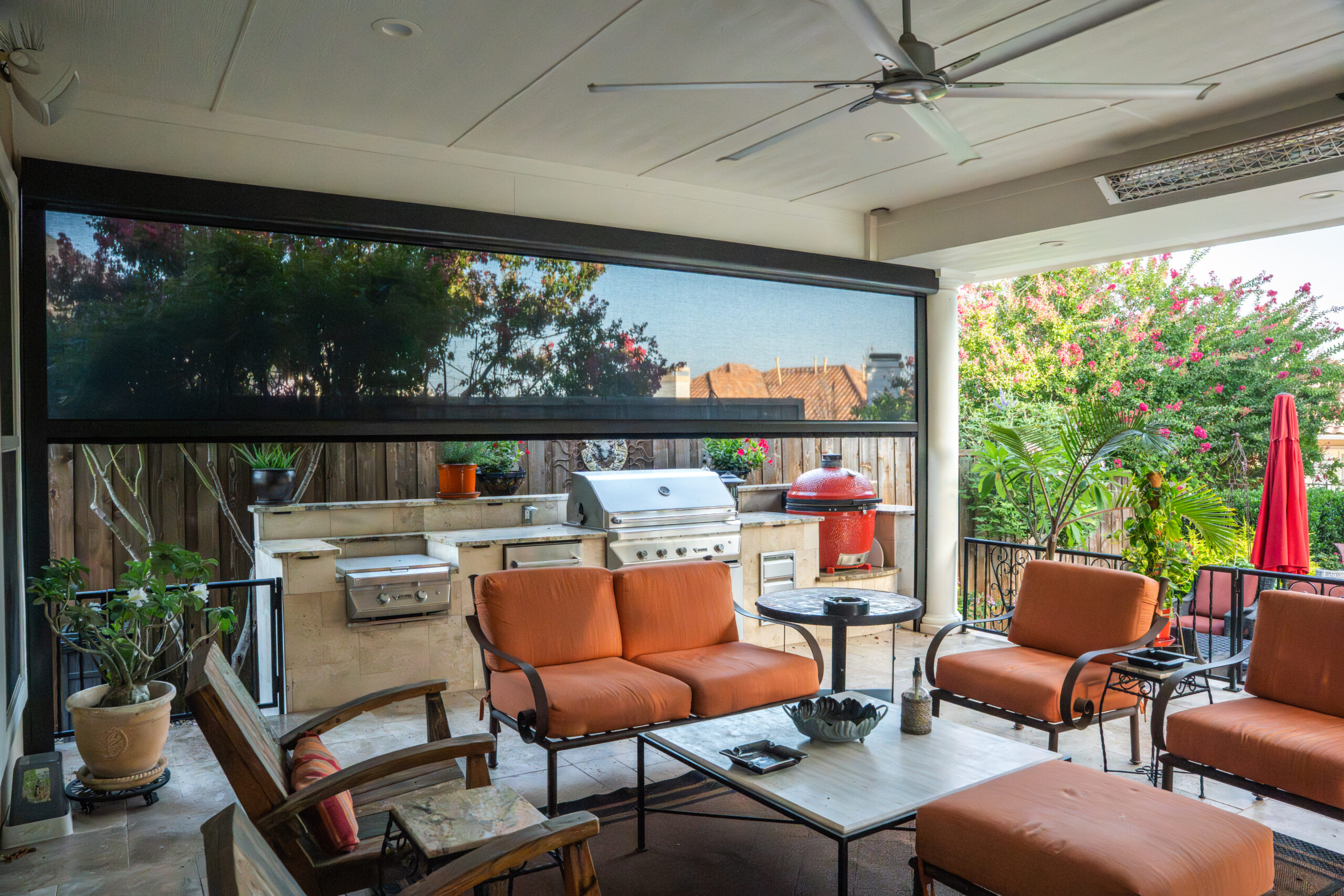 Retractable Screens Protecting an Outdoor Kitchen